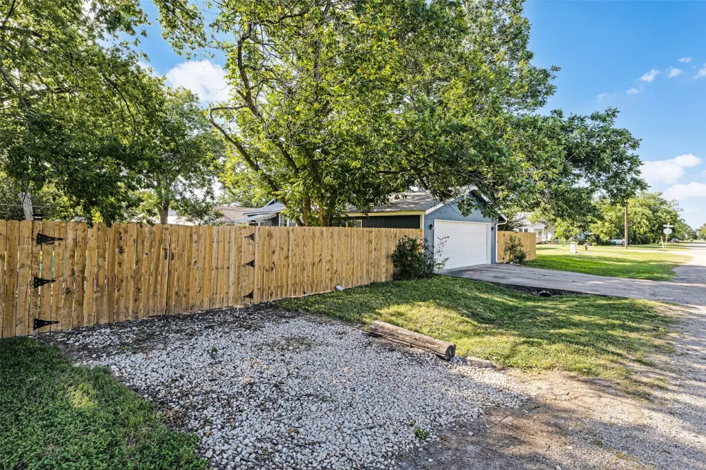 409 W Clark Street Bartlett, TX 76511