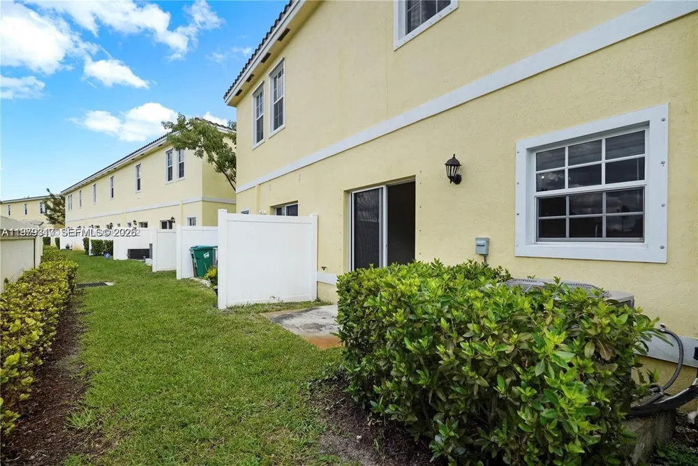 1121 NW 41st Ln Lauderhill, FL 33313