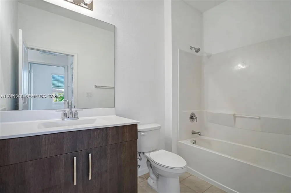 1121 NW 41st Ln Lauderhill, FL 33313