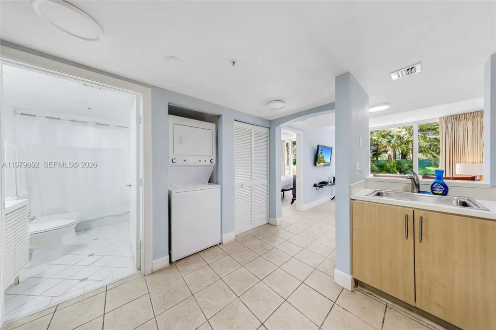 2951 S Bayshore Dr #215 Coconut Grove, FL 33133