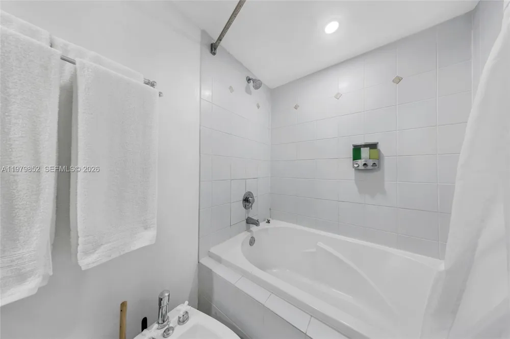 2951 S Bayshore Dr #215 Coconut Grove, FL 33133