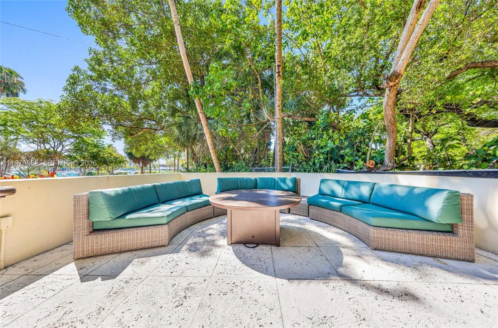2951 S Bayshore Dr #215 Coconut Grove, FL 33133