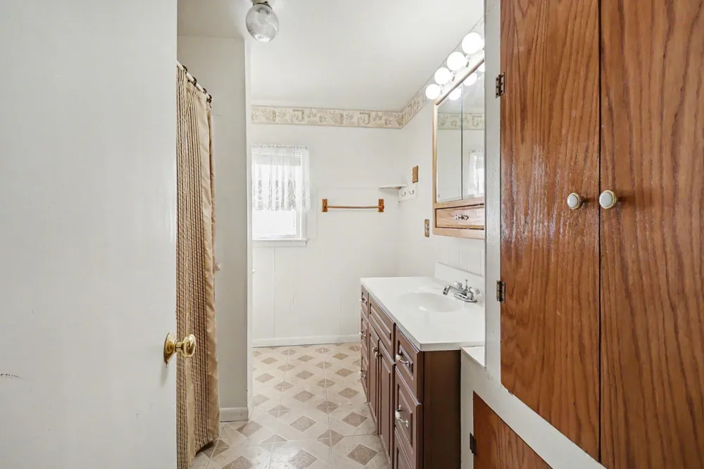 709 New William Street Ludington, MI 49431