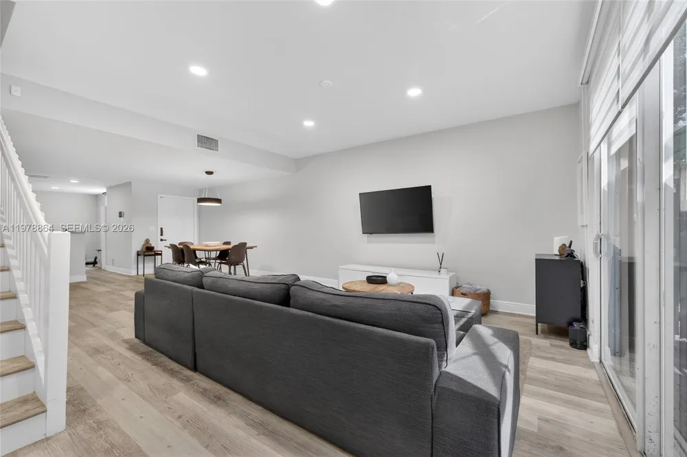 1594 Barcelona Way #5-18 Weston, FL 33327
