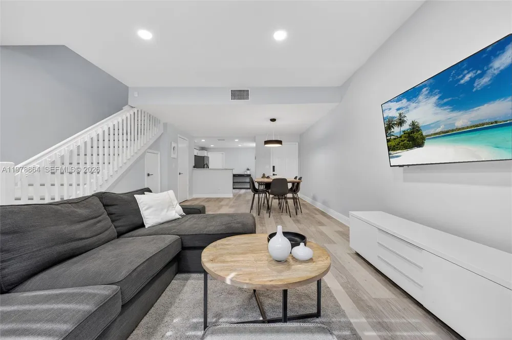 1594 Barcelona Way #5-18 Weston, FL 33327