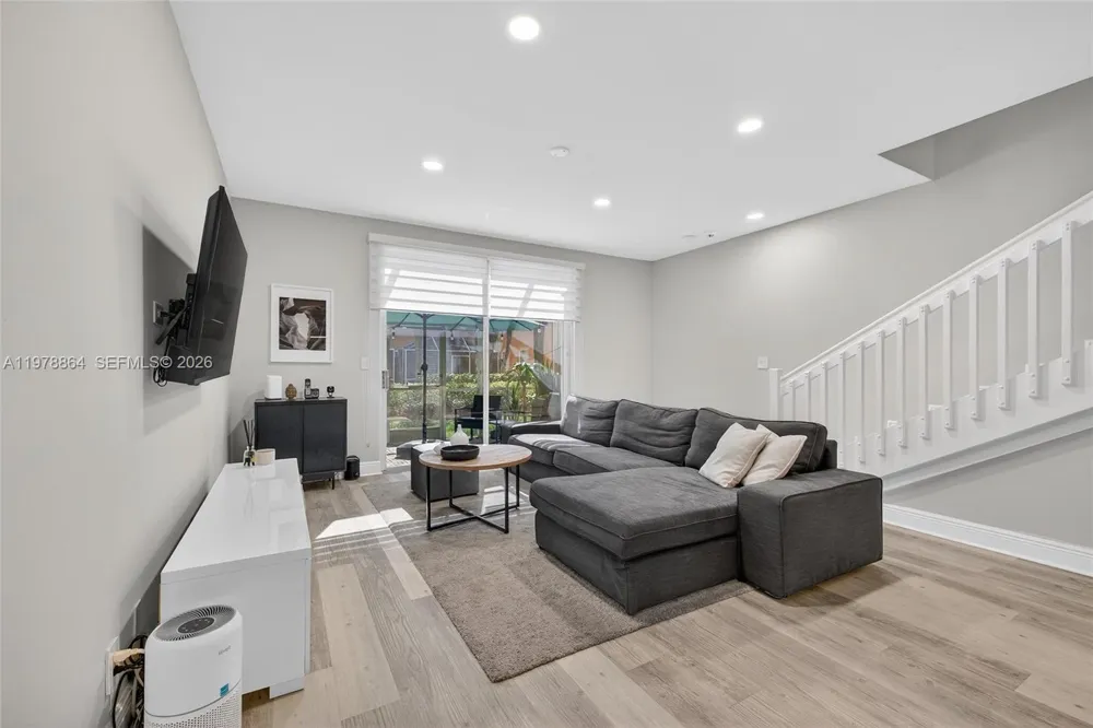 1594 Barcelona Way #5-18 Weston, FL 33327
