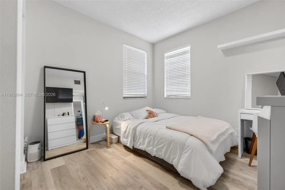 1594 Barcelona Way #5-18 Weston, FL 33327