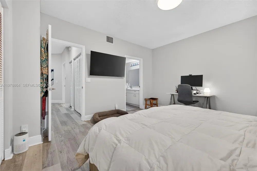 1594 Barcelona Way #5-18 Weston, FL 33327