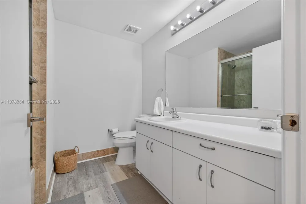 1594 Barcelona Way #5-18 Weston, FL 33327