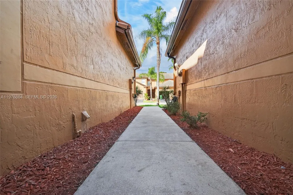 1594 Barcelona Way #5-18 Weston, FL 33327
