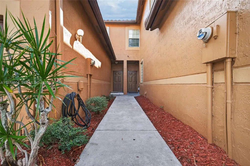 1594 Barcelona Way #5-18 Weston, FL 33327