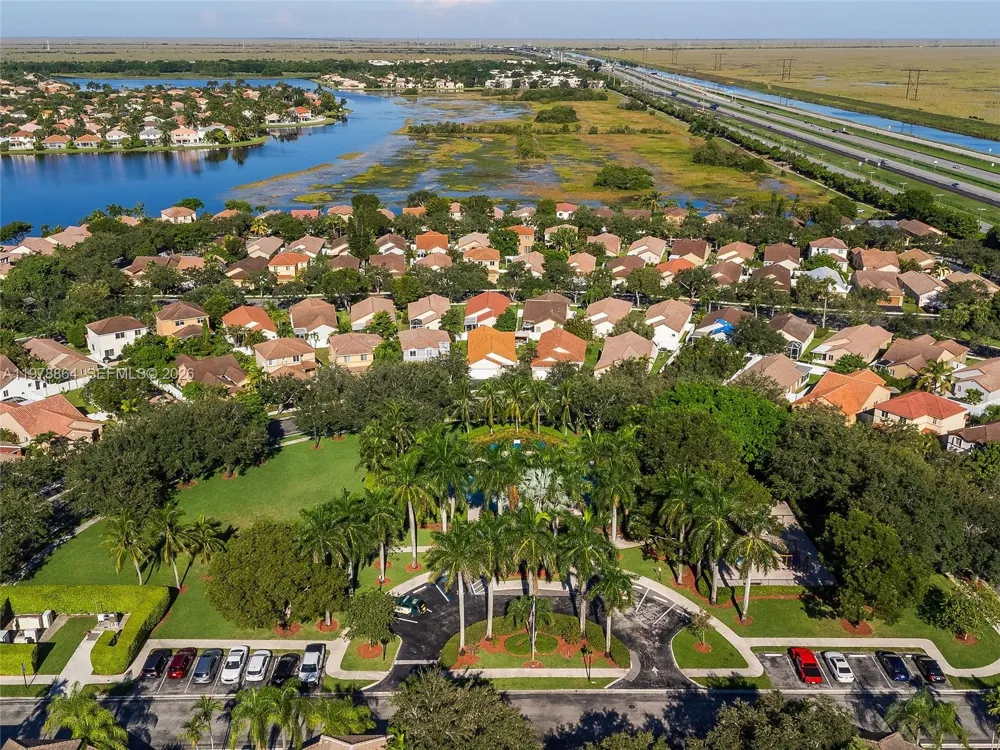 1594 Barcelona Way #5-18 Weston, FL 33327