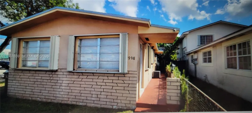 998 E 29th St Hialeah, FL 33013