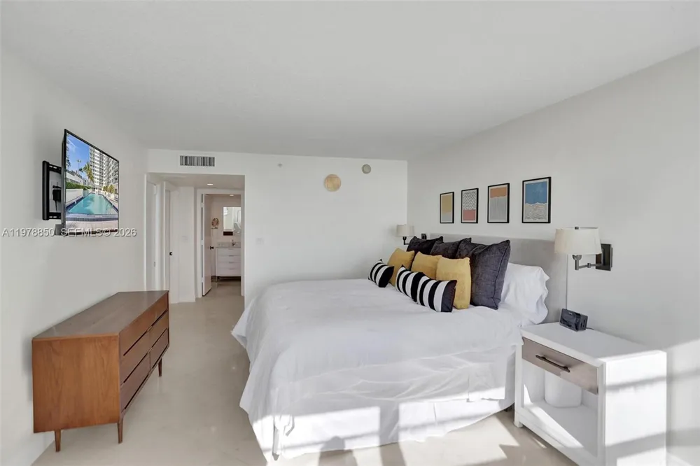 6917 Collins Ave #915 Miami Beach, FL 33141