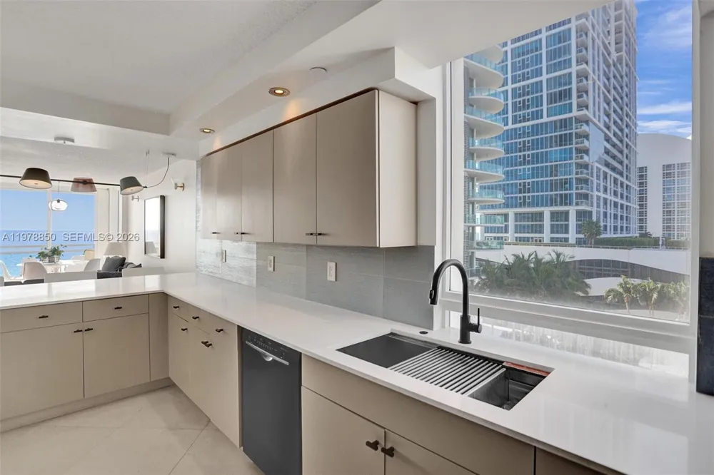 6917 Collins Ave #915 Miami Beach, FL 33141