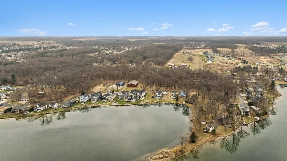1605 S Crooked Lake Drive Kalamazoo, MI 49009
