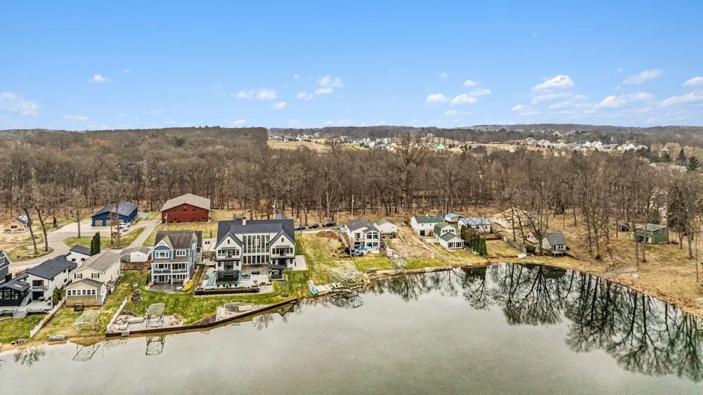 1605 S Crooked Lake Drive Kalamazoo, MI 49009