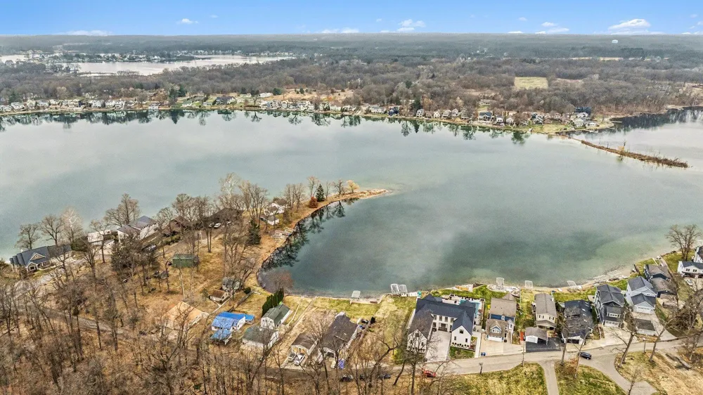 1605 S Crooked Lake Drive Kalamazoo, MI 49009