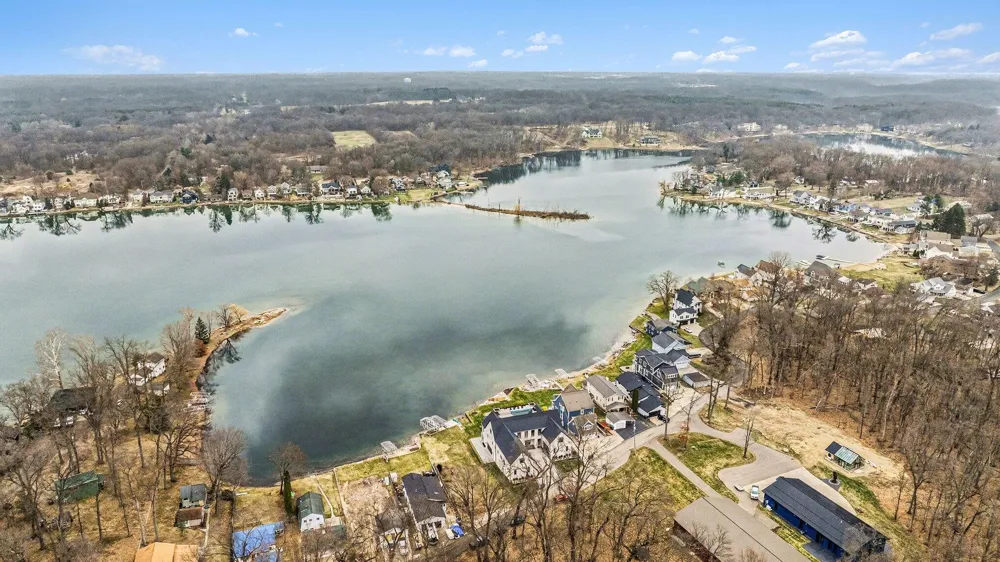 1605 S Crooked Lake Drive Kalamazoo, MI 49009