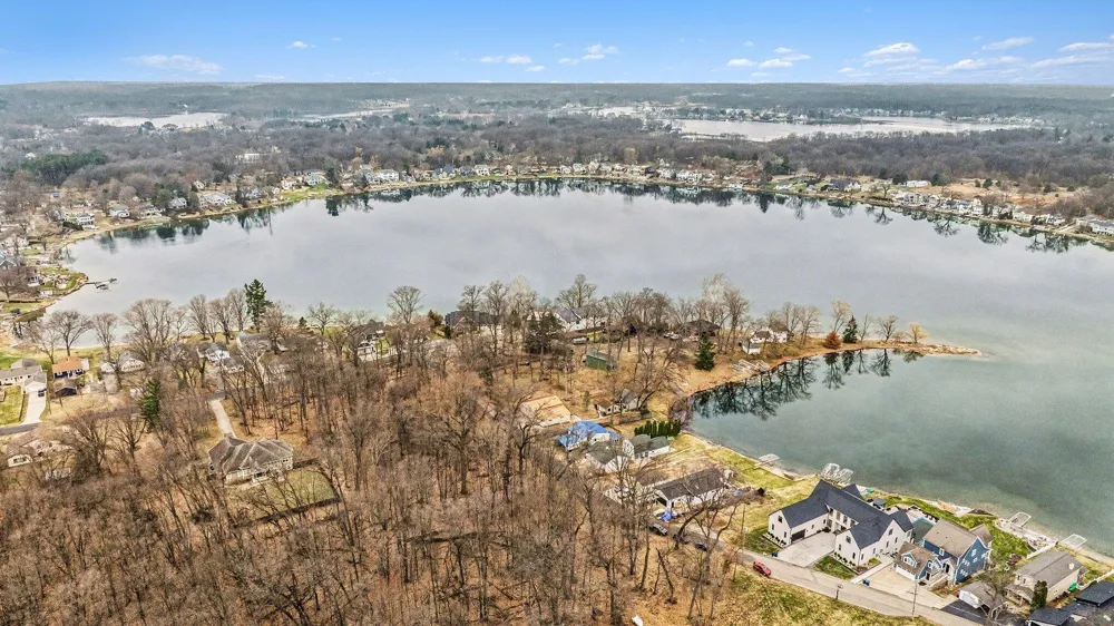1605 S Crooked Lake Drive Kalamazoo, MI 49009