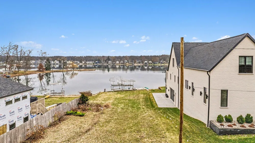 1605 S Crooked Lake Drive Kalamazoo, MI 49009