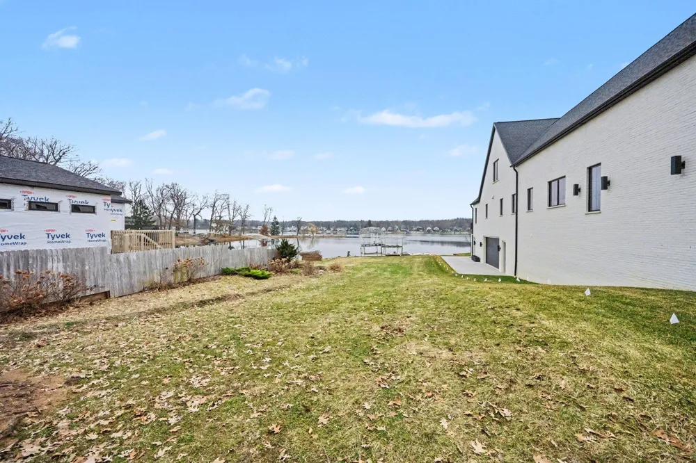 1605 S Crooked Lake Drive Kalamazoo, MI 49009
