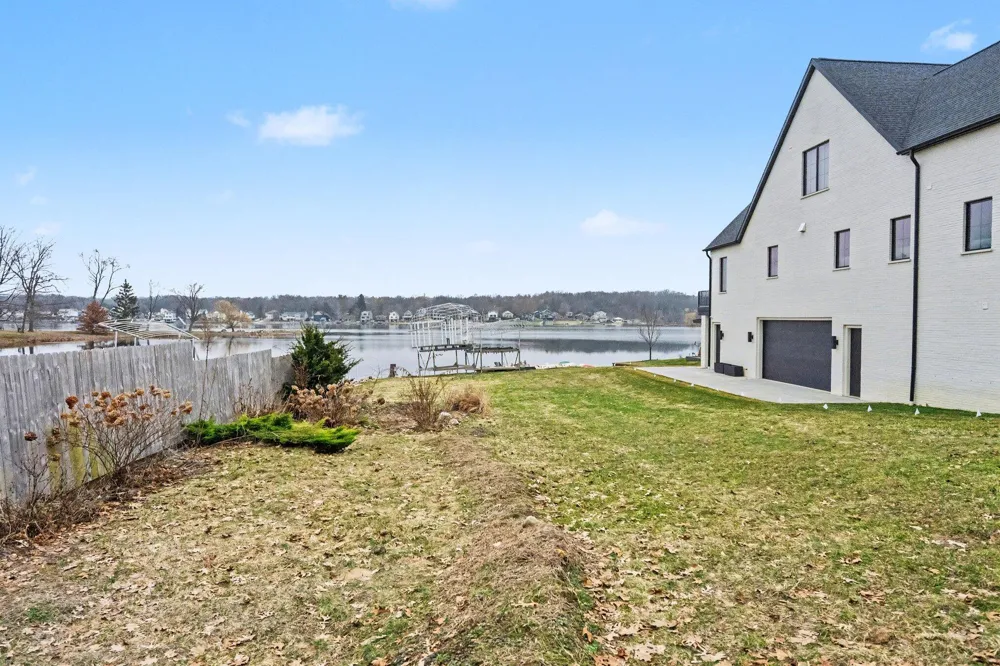 1605 S Crooked Lake Drive Kalamazoo, MI 49009