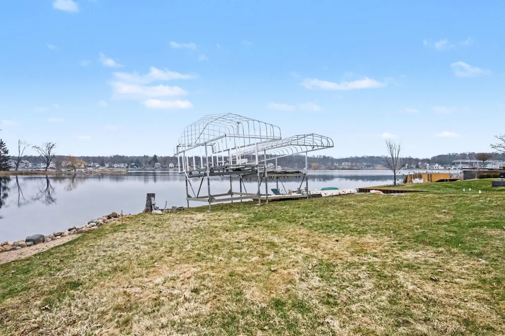 1605 S Crooked Lake Drive Kalamazoo, MI 49009