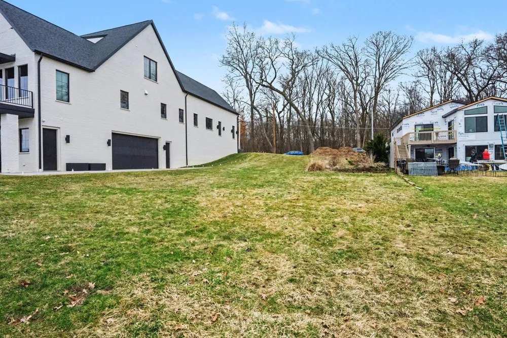 1605 S Crooked Lake Drive Kalamazoo, MI 49009