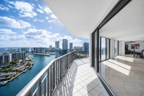 300 Three Islands Blvd #PH4A