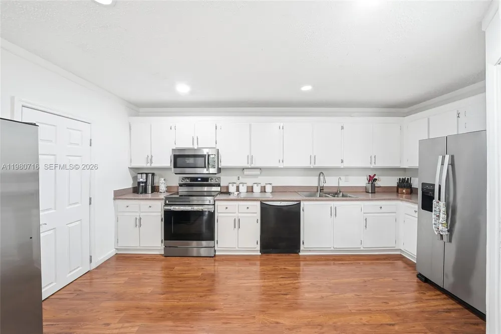 567 Racquet Club Rd #18 Weston, FL 33326