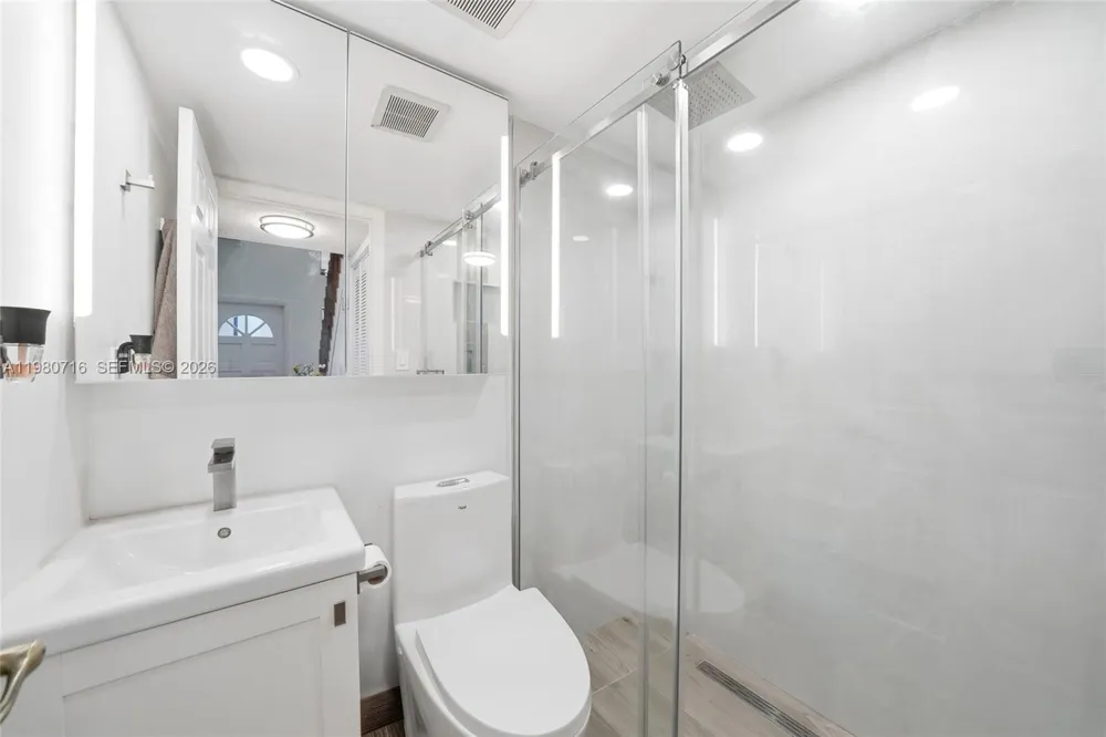 567 Racquet Club Rd #18 Weston, FL 33326