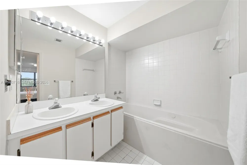 567 Racquet Club Rd #18 Weston, FL 33326