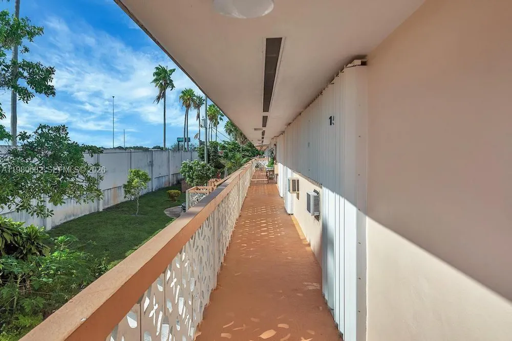820 SW 11th Ave #14B Hallandale Beach, FL 33009