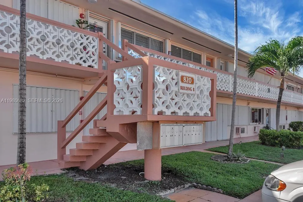 820 SW 11th Ave #14B Hallandale Beach, FL 33009