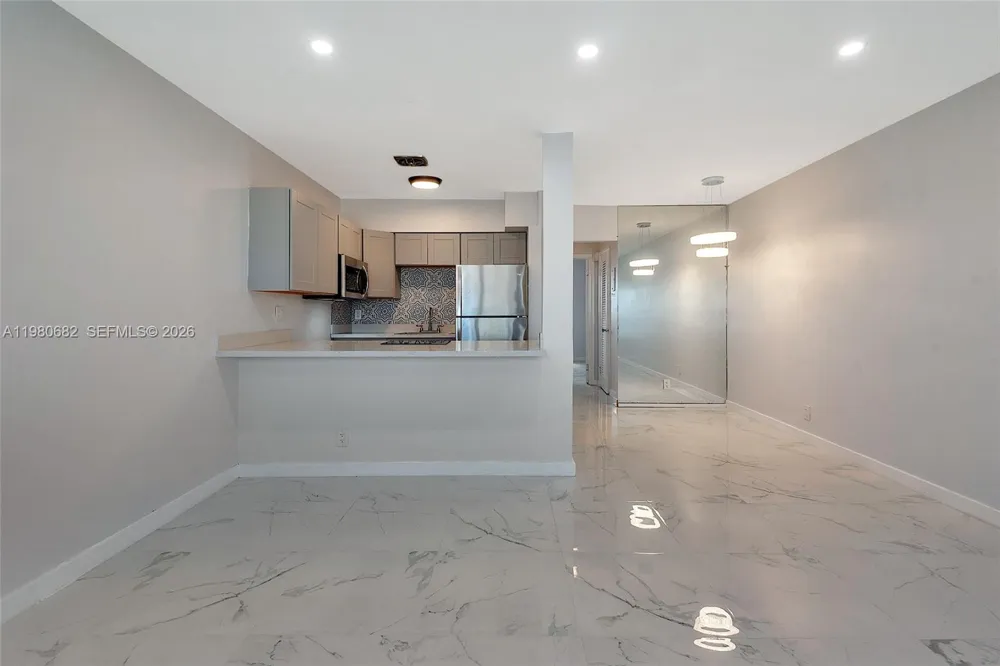 820 SW 11th Ave #14B Hallandale Beach, FL 33009