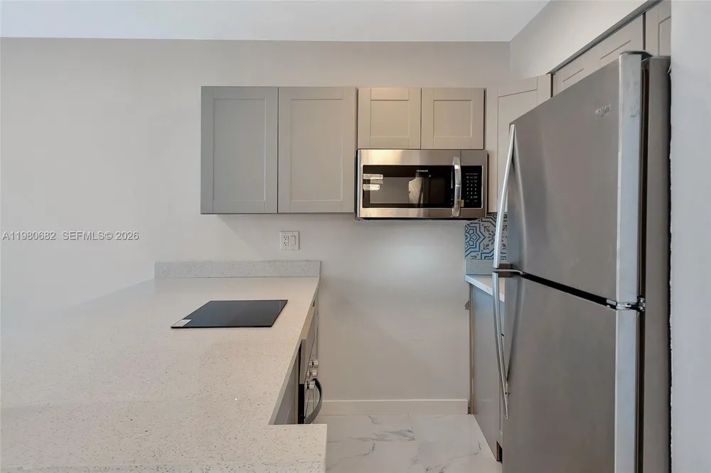 820 SW 11th Ave #14B Hallandale Beach, FL 33009