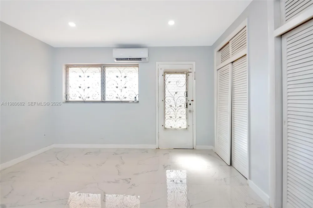 820 SW 11th Ave #14B Hallandale Beach, FL 33009