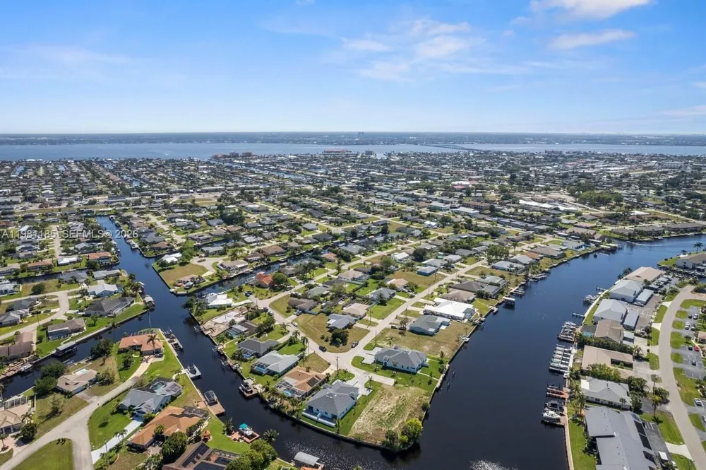 1107 SE 38 ST Cape Coral, FL 33904