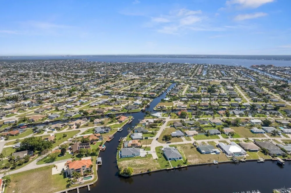 1107 SE 38 ST Cape Coral, FL 33904