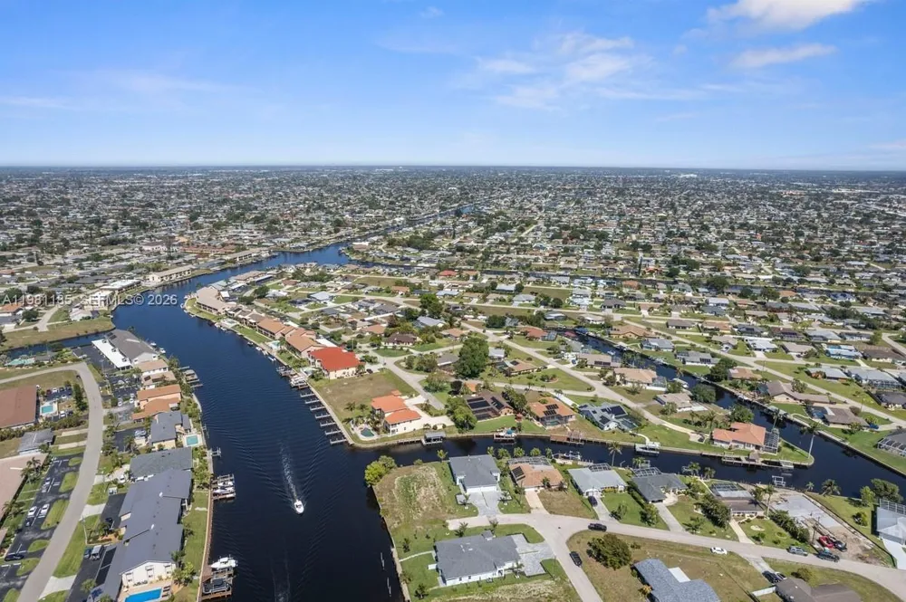 1107 SE 38 ST Cape Coral, FL 33904