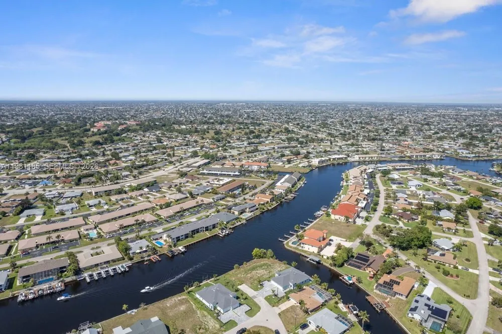 1107 SE 38 ST Cape Coral, FL 33904