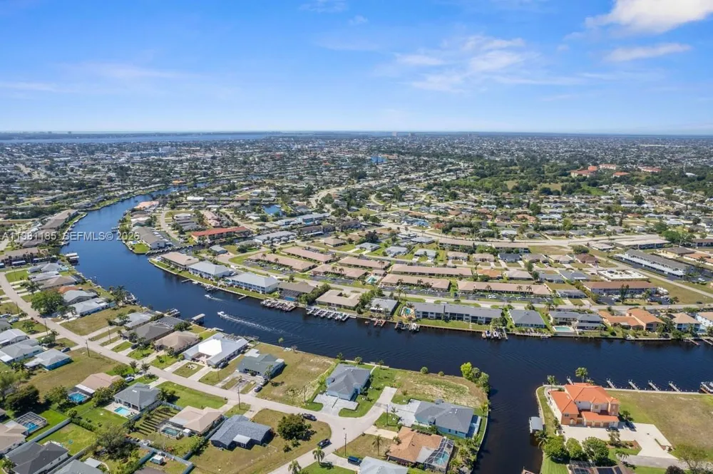 1107 SE 38 ST Cape Coral, FL 33904