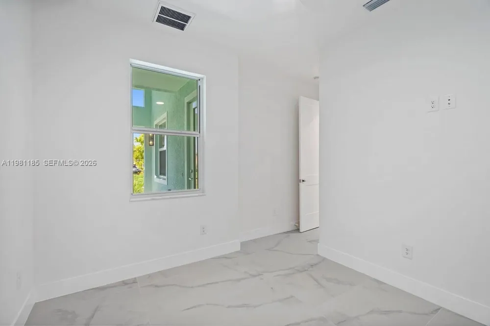 1107 SE 38 ST Cape Coral, FL 33904