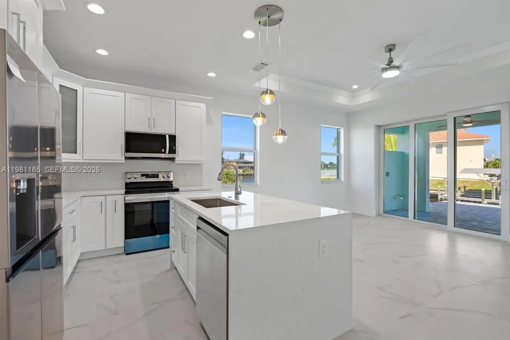 1107 SE 38 ST Cape Coral, FL 33904