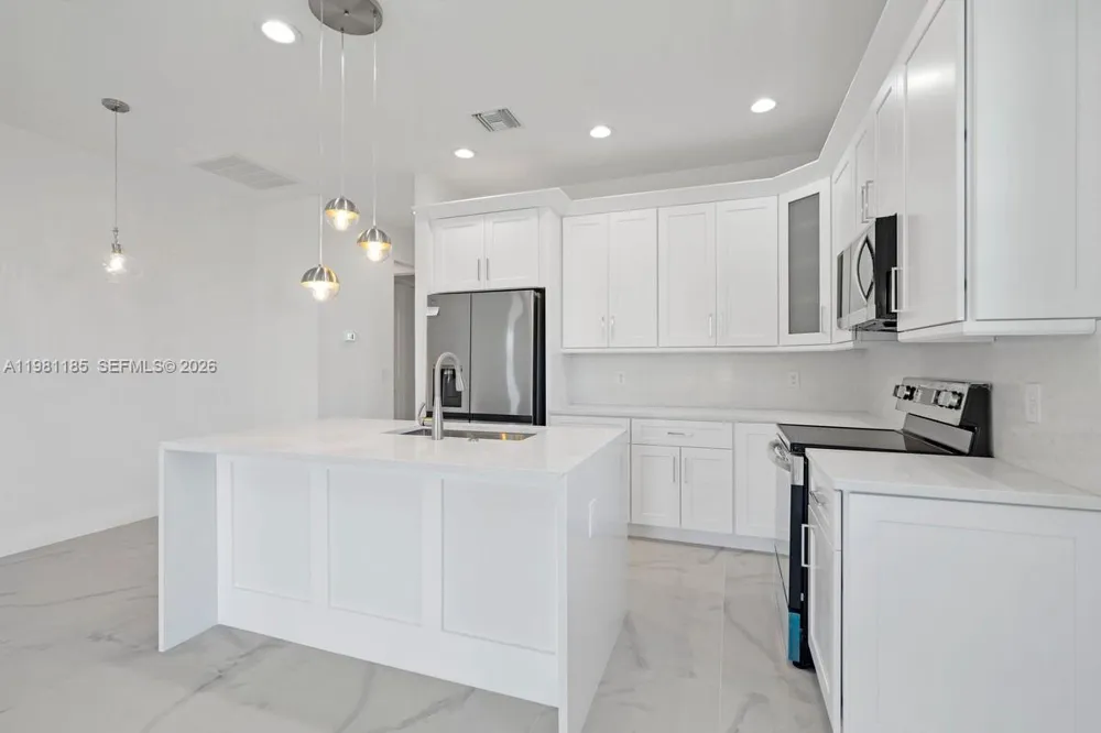 1107 SE 38 ST Cape Coral, FL 33904