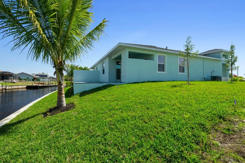 1107 SE 38 ST Cape Coral, FL 33904