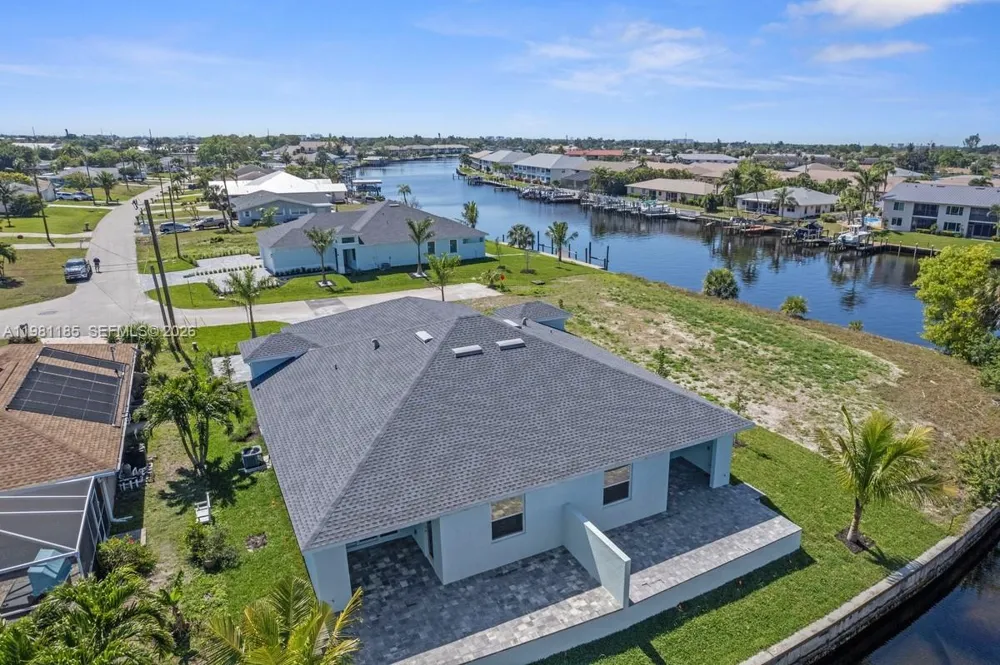 1107 SE 38 ST Cape Coral, FL 33904