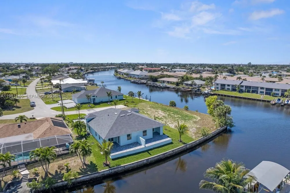1107 SE 38 ST Cape Coral, FL 33904