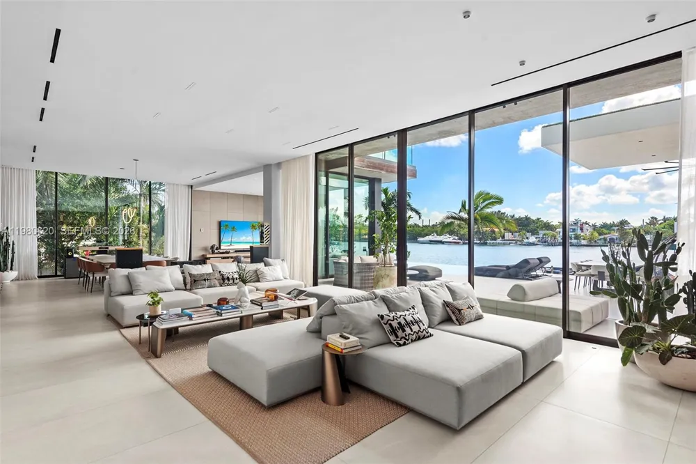 310 S Hibiscus Dr Miami Beach, FL 33139